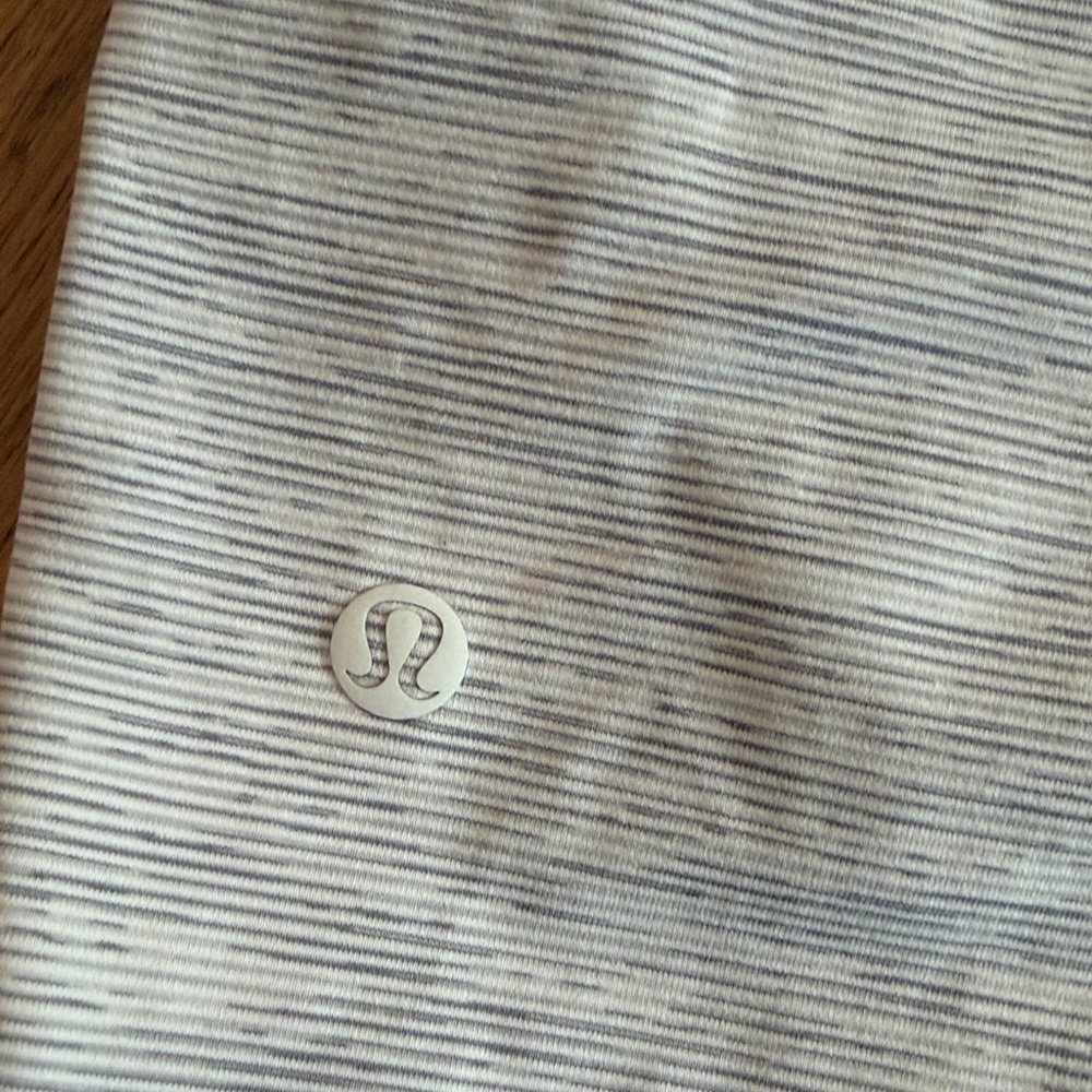Women's Lululemon On The Fly Short size 10 - Picture 7 of 10